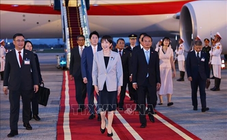 Japanese PM arrives in Hanoi, beginning official visit to Vietnam